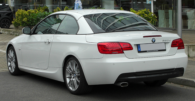 Une BMW 320d avec toit rigide